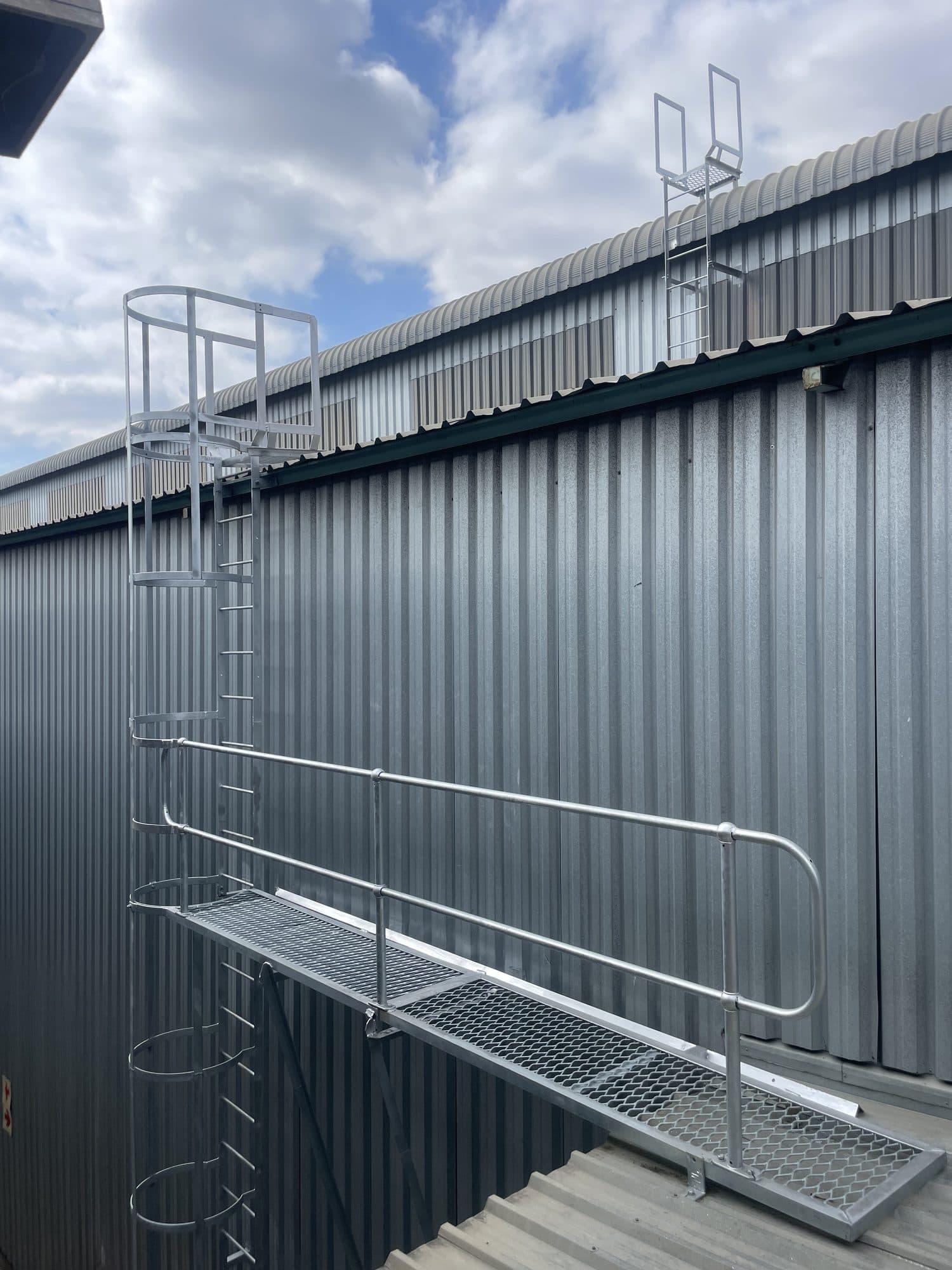 Rooftop walkway and safety system installed on an industrial site